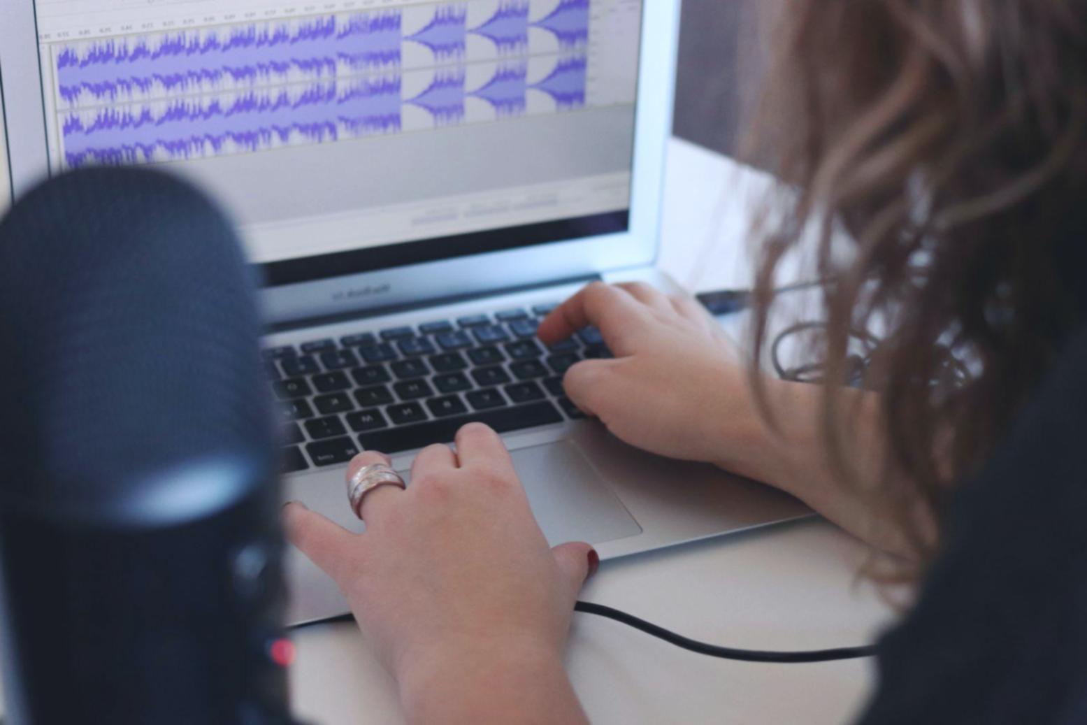 Teilnehmende während einer praktischen Übung zur Budgetplanung