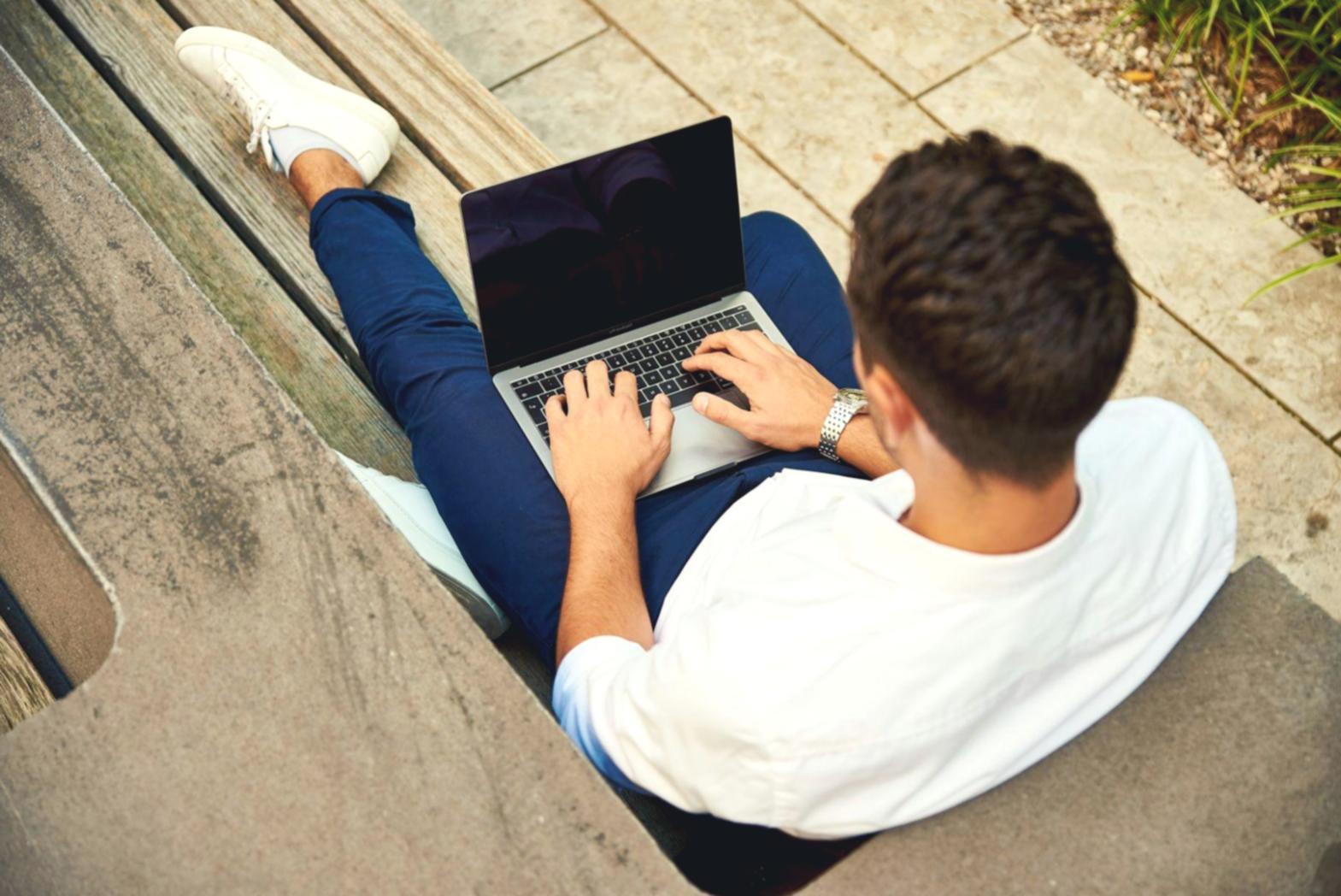 Arbeitsbereich mit Finanzplanungsunterlagen und Notizen