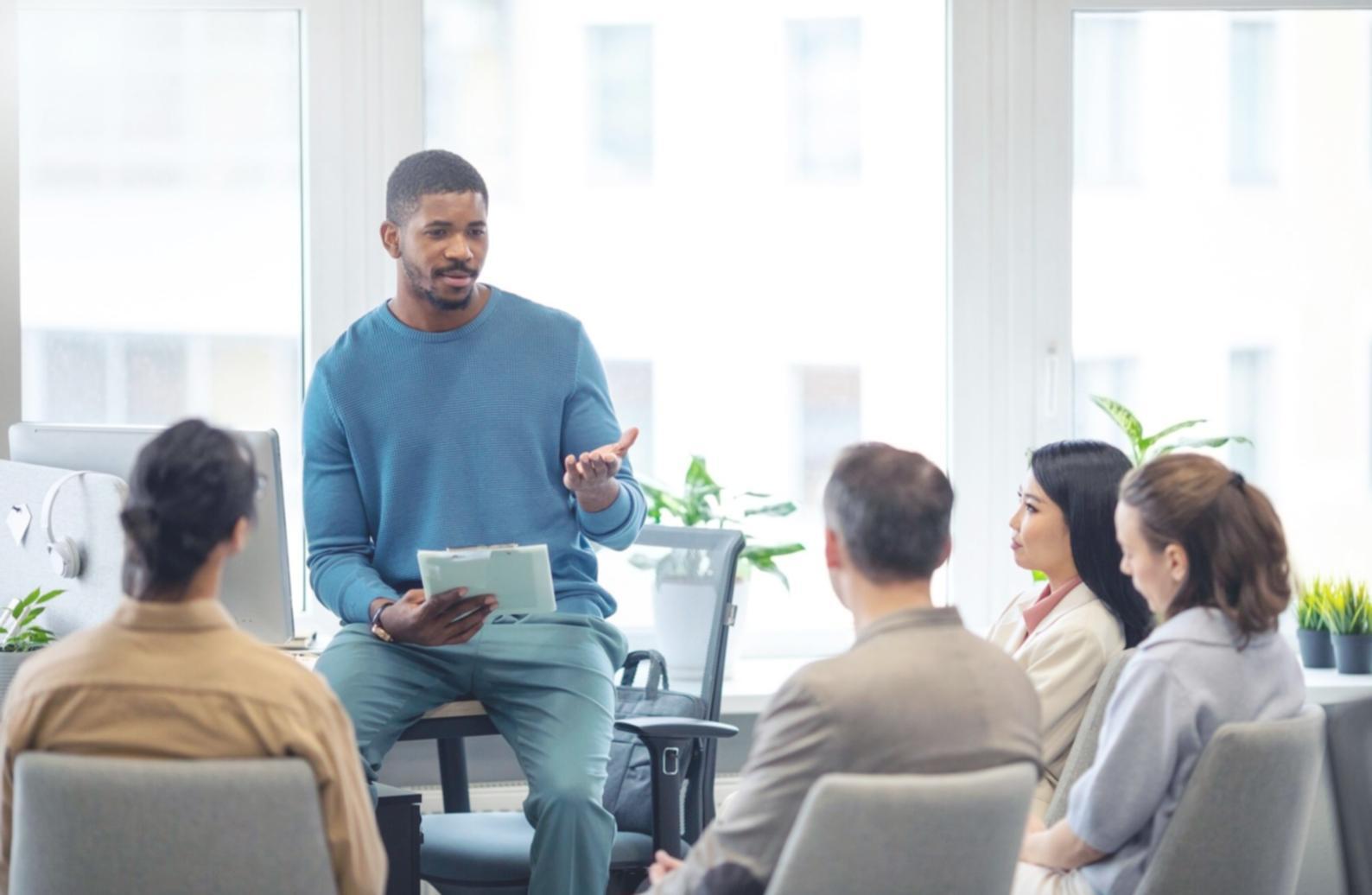 Person arbeitet an einem strukturierten Budget am Laptop
