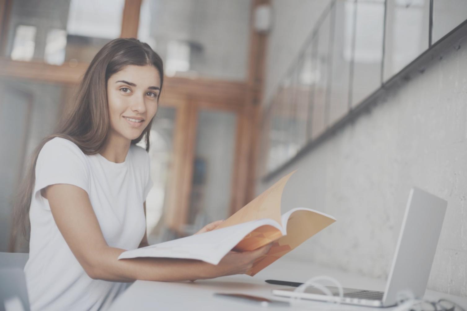 Finanzplanung mit Diagrammen und Notizen